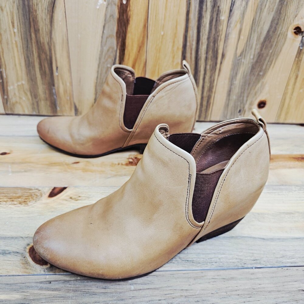 NAYA Felix Camel Leather Hidden Wedge Bootie Size 9